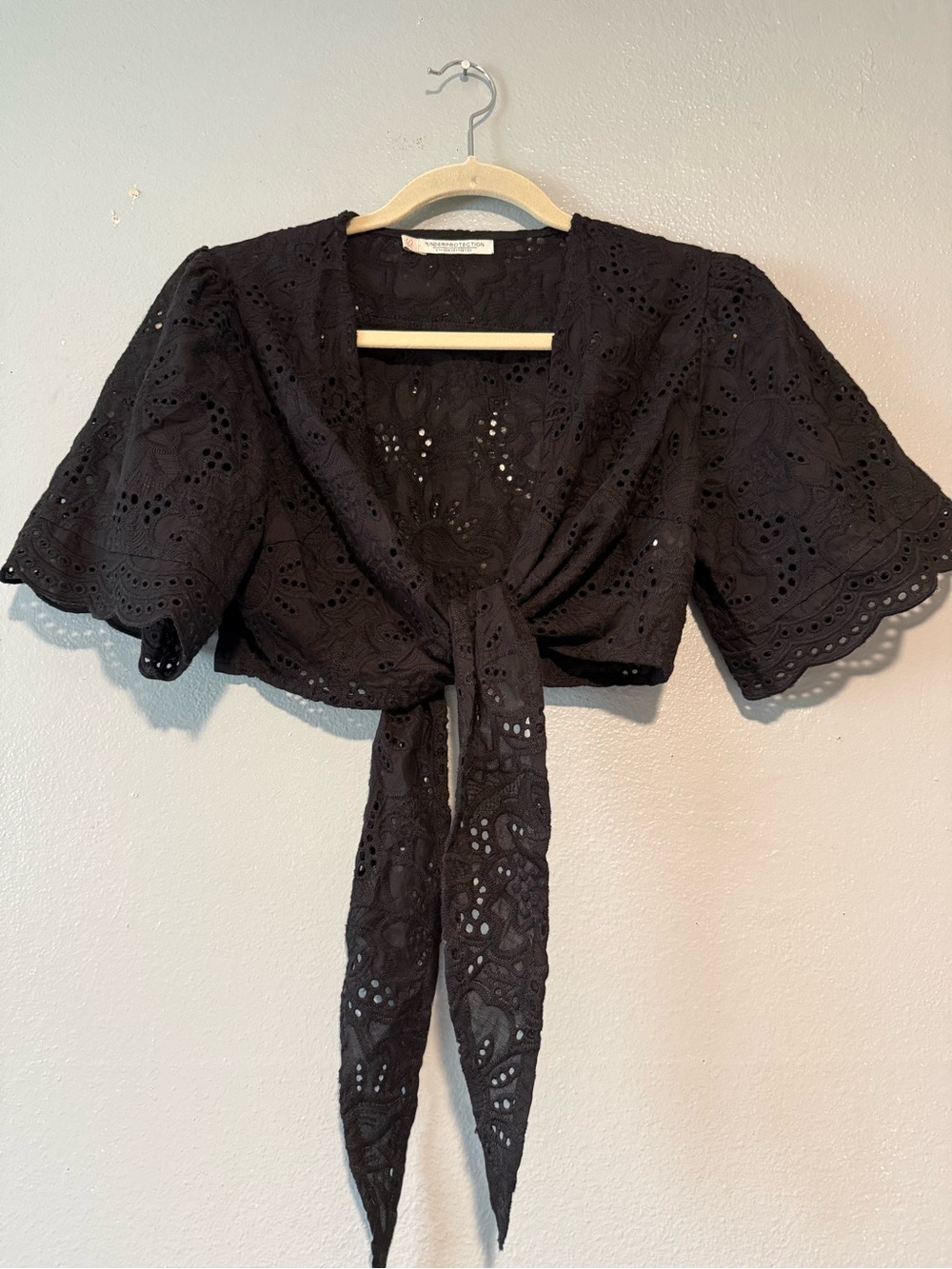 UNDERPROTECTION -ethics&aesthetics- Tie-Front Eyelet Crop Top - Blacko size XS
